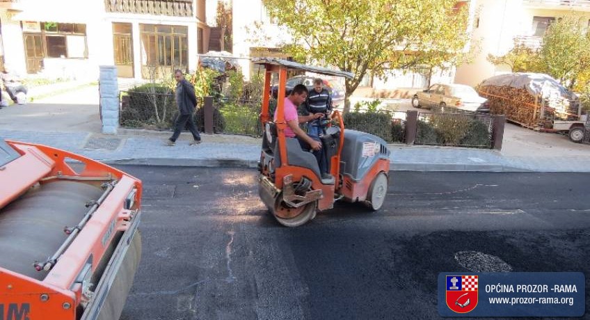Foto: Završni radovi u gradu – Polaže se drugi sloj asfalta u Splitskoj ulici