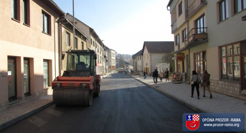 Foto: Polaganje završnog sloja asfalta u ulici Kralja Tomislava