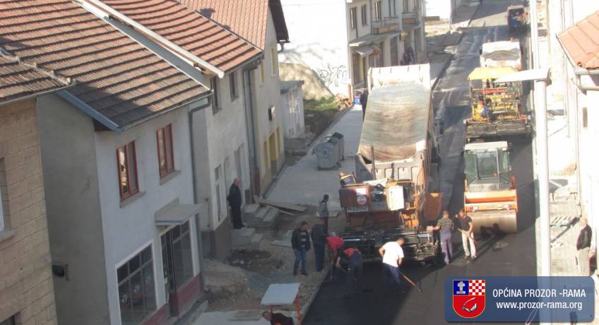 Foto: Polaganje završnog sloja asfalta u ulici Kralja Tomislava