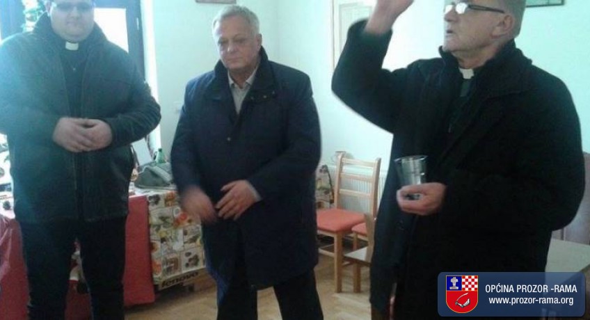 Načelnik Ivančević i prozorski župnik don Stipo Knežević posjetili stanare zgrade za socijalno stanovanje