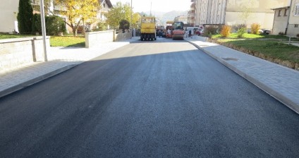 Foto: Završni radovi u gradu – Polaže se drugi sloj asfalta u Splitskoj ulici